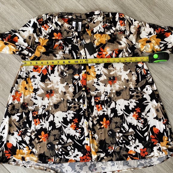 BCBG Maxazria 3/4 Sleeve Floral Print Top With Gold Snap Front Size XL - Picture 9 of 11